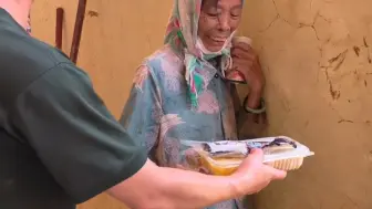 武警战士执意将自己的热饭塞给准备吃八宝粥的阿姨，“这就是军民鱼水情”