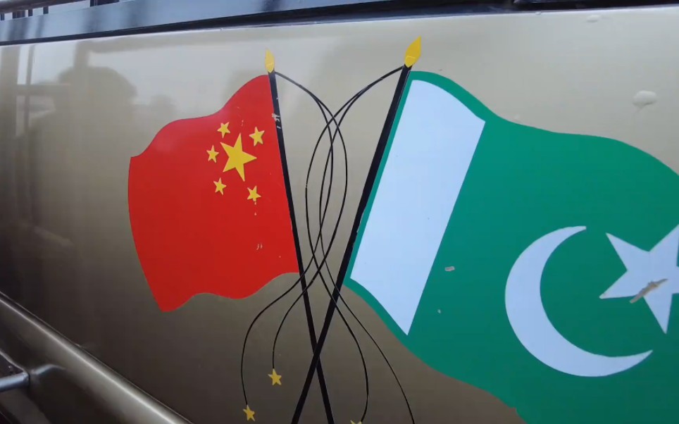 巴铁兄弟们特别爱中国,我指出国旗上的错误,他们立马改正了#巴基斯坦