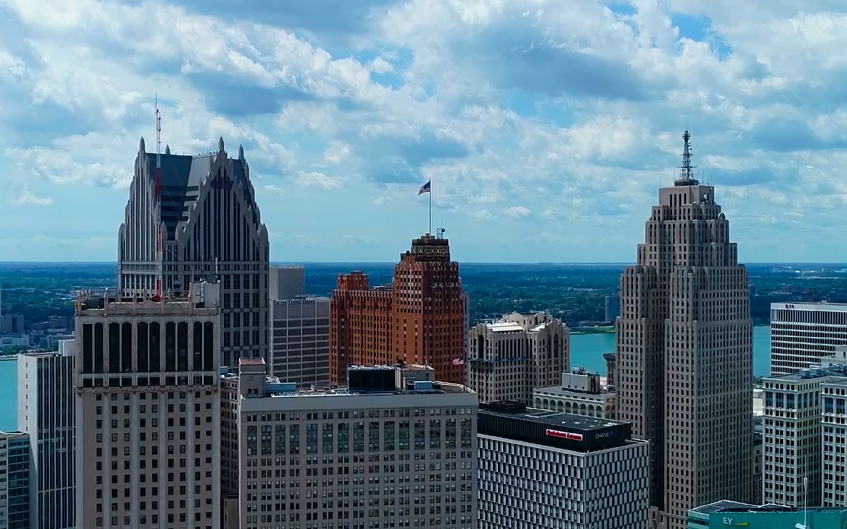 底特律位于美国东北中部的五大湖区底特律河沿岸