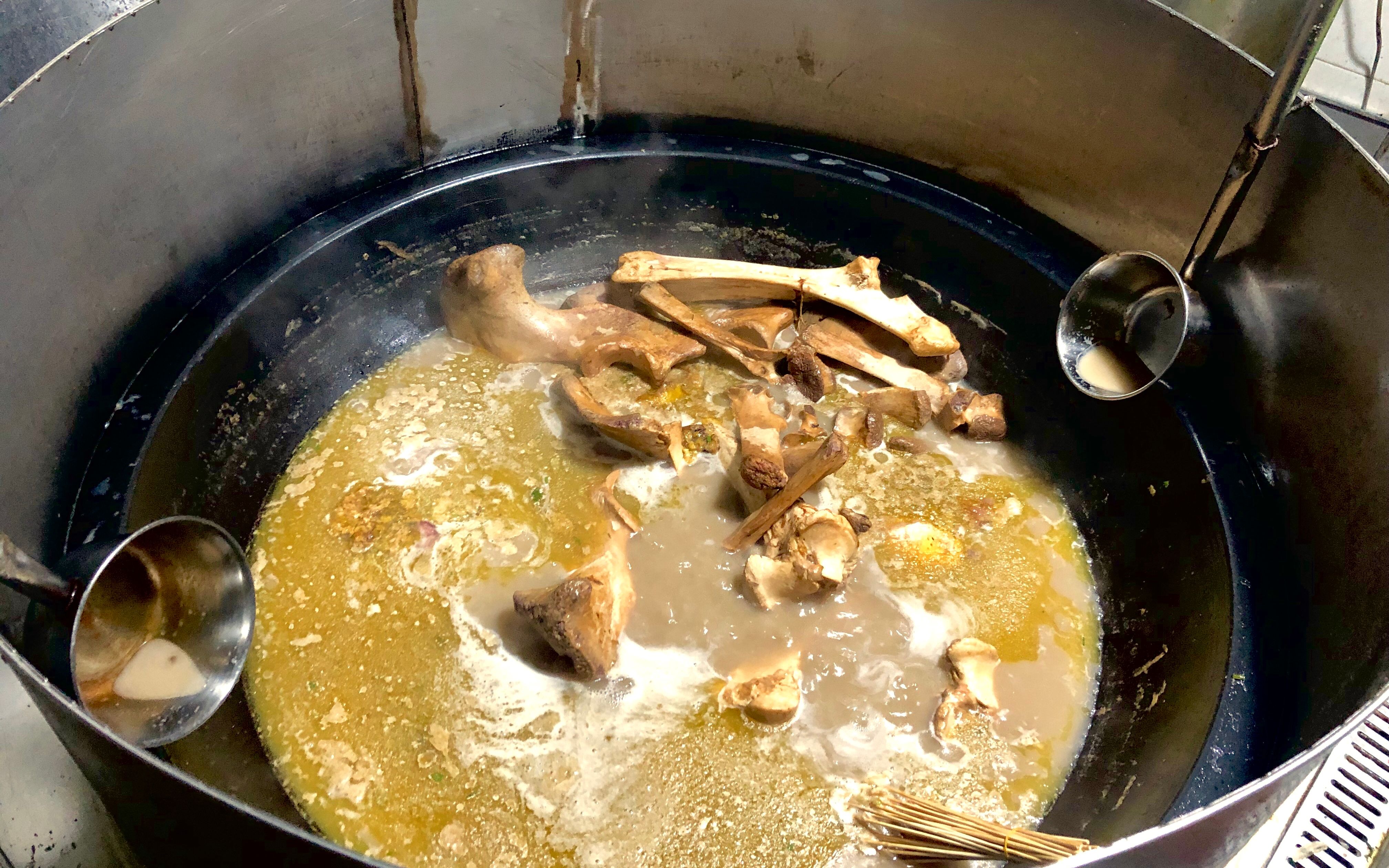 洛阳特色牛肉汤,1米大锅铺满牛骨!一天500碗不够抢,大肉片真爽