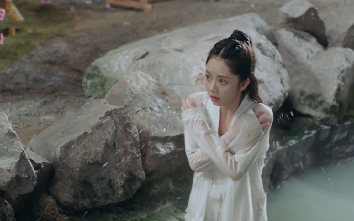 锦衣之下:袁今夏泡温泉被威胁,陆绎及时出现,袁今夏害羞!