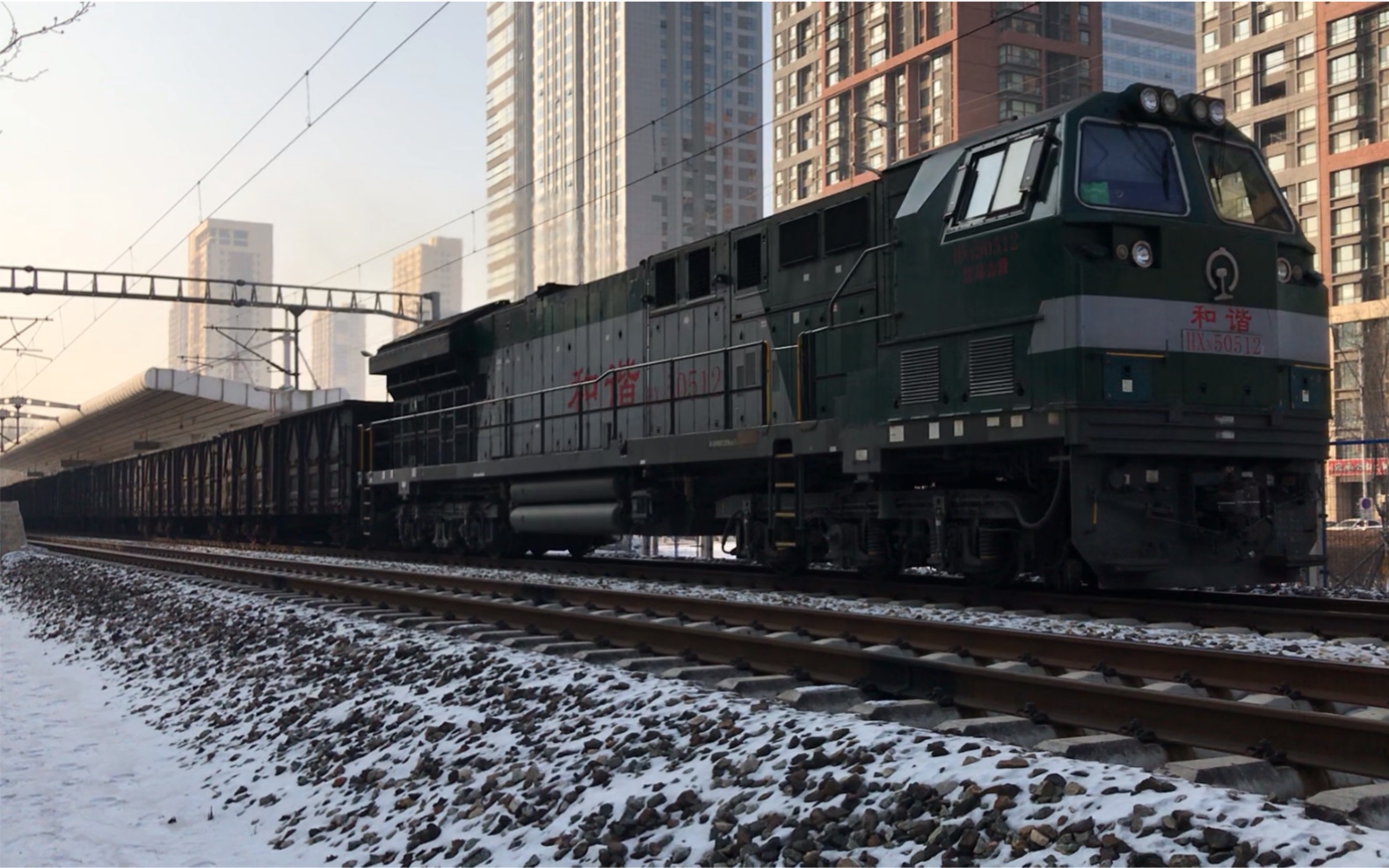 沈局吉段hxn50512牵引86947通过苏抚线五三乘降所