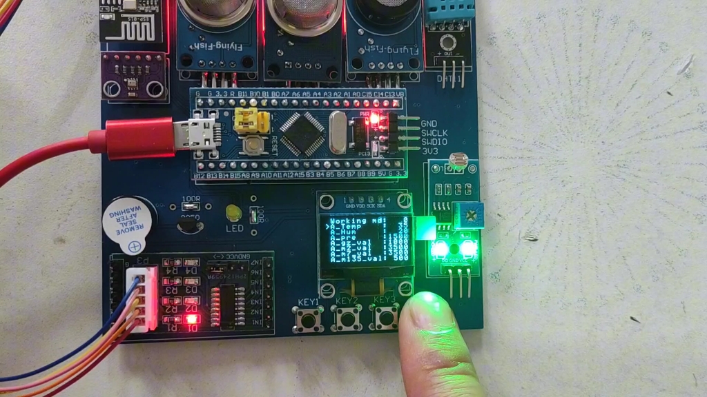 基于STM32智能家居控制系统:温/湿度,光照强度,空气质量,一氧化碳,烟雾浓度,气压检测,超出阈值蜂鸣器报警,手动或自动控制灯,电机,可使用...