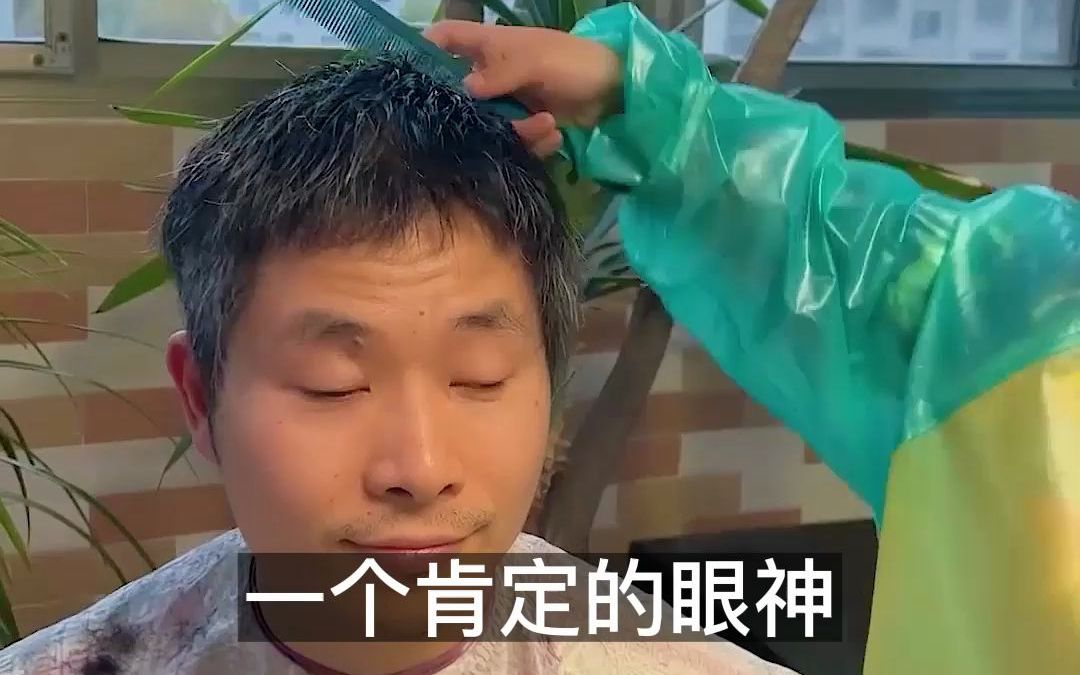 [图]没想到吧…… 6岁的孩子，理发很娴熟 只要你相信孩子 你就看到不一样的孩子