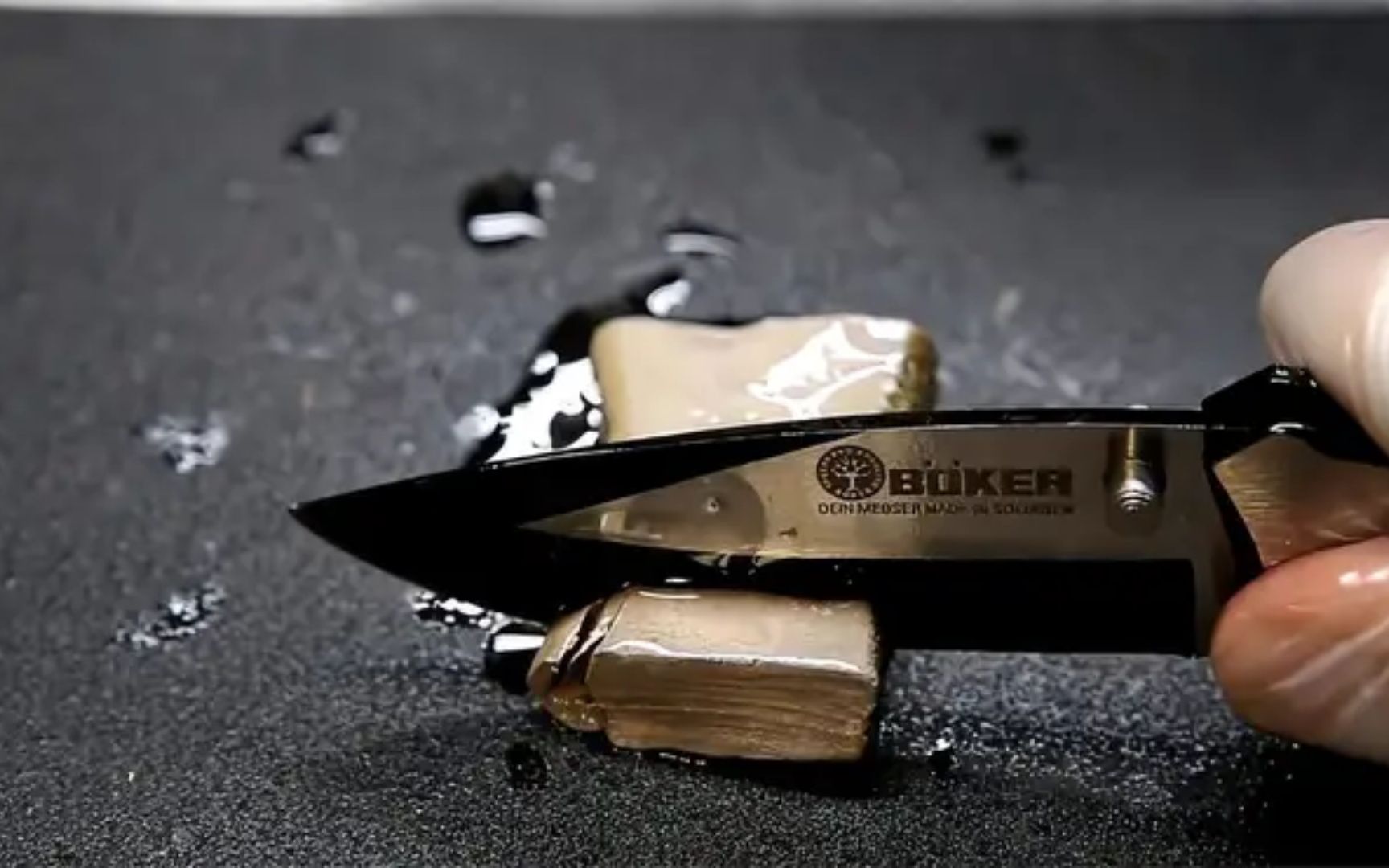 金属钠是什么?柔软的用刀能轻松切开,为何不能丢进水中?