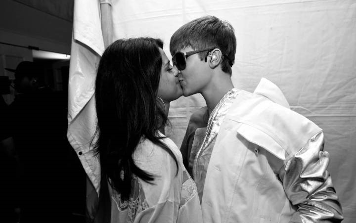 [图]Justin Bieber和Selena Gomez在教堂kiss