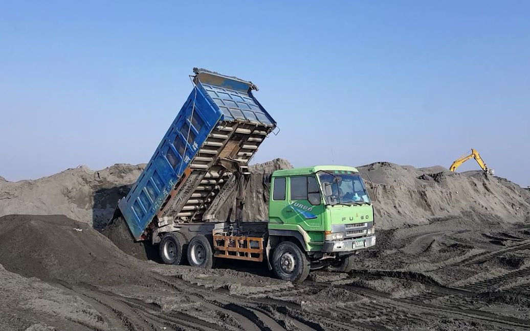 中坛yunfusofv355自卸车卸料