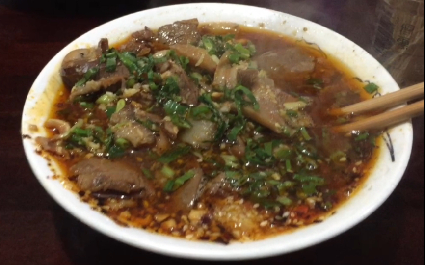 今天出门吃腾冲特色烧腊粑粑,满满一碗肉配上软糯的烤粑粑,那就是一