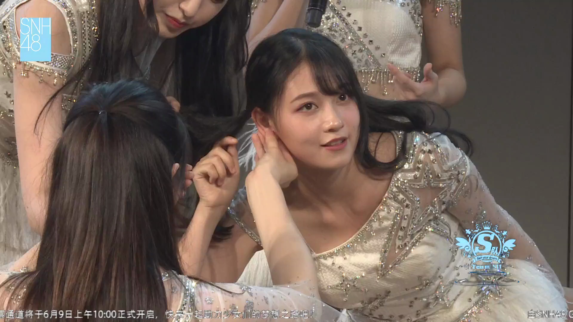 s队-高能mc-闭眼摸耳猜成员,被猜出来的人和对方深情对视十秒,围观