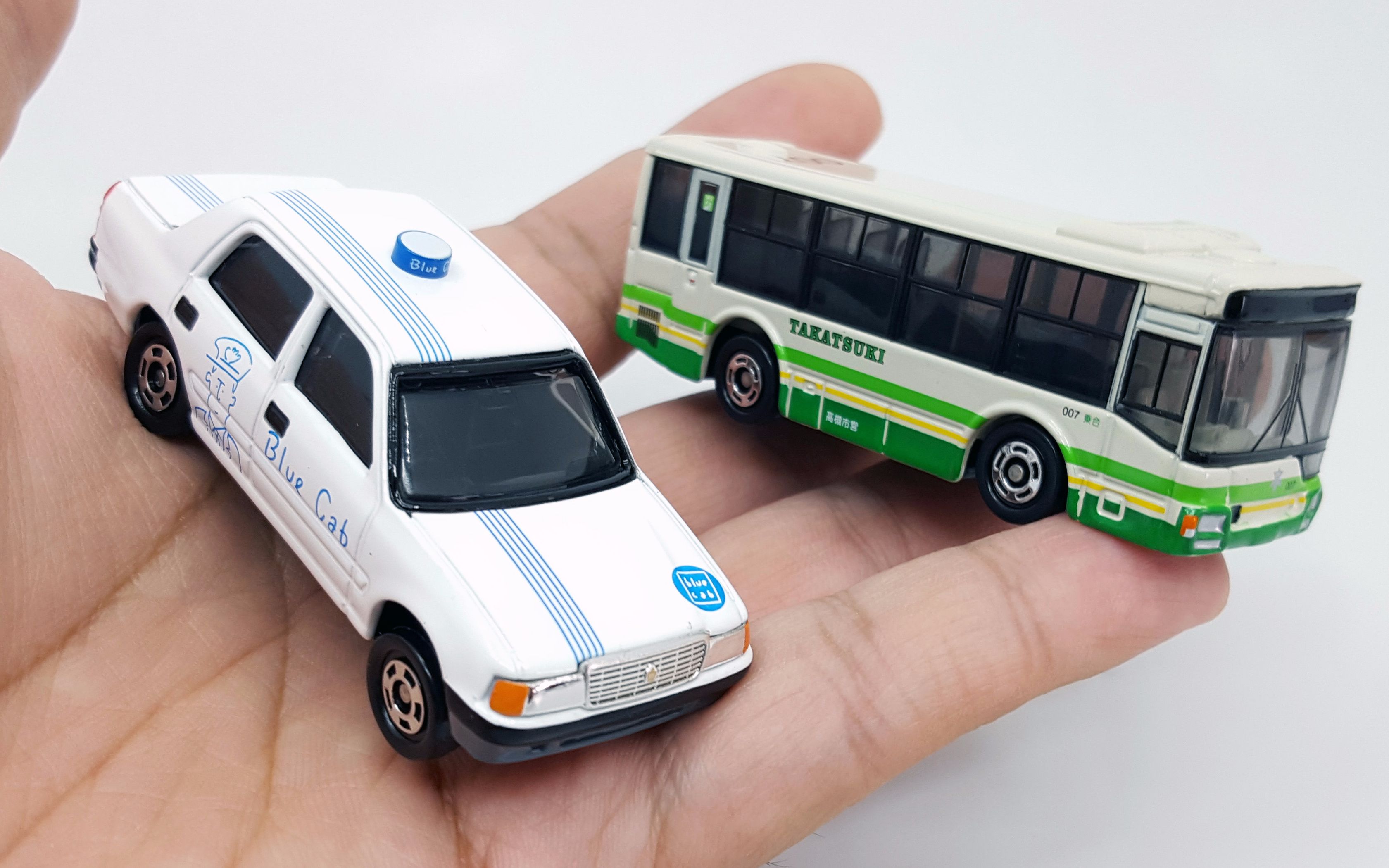 手中的公共交通多美卡bluecab出租车高规市巴士东知玩具