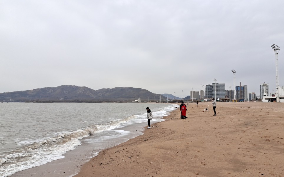 辽宁葫芦岛龙湾海滨,故地重游,少了往日的喧嚣,海水也变浑了哔哩哔哩bilibili