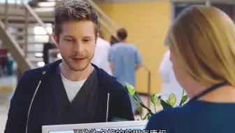 两名女子惊讶地看着它变大。