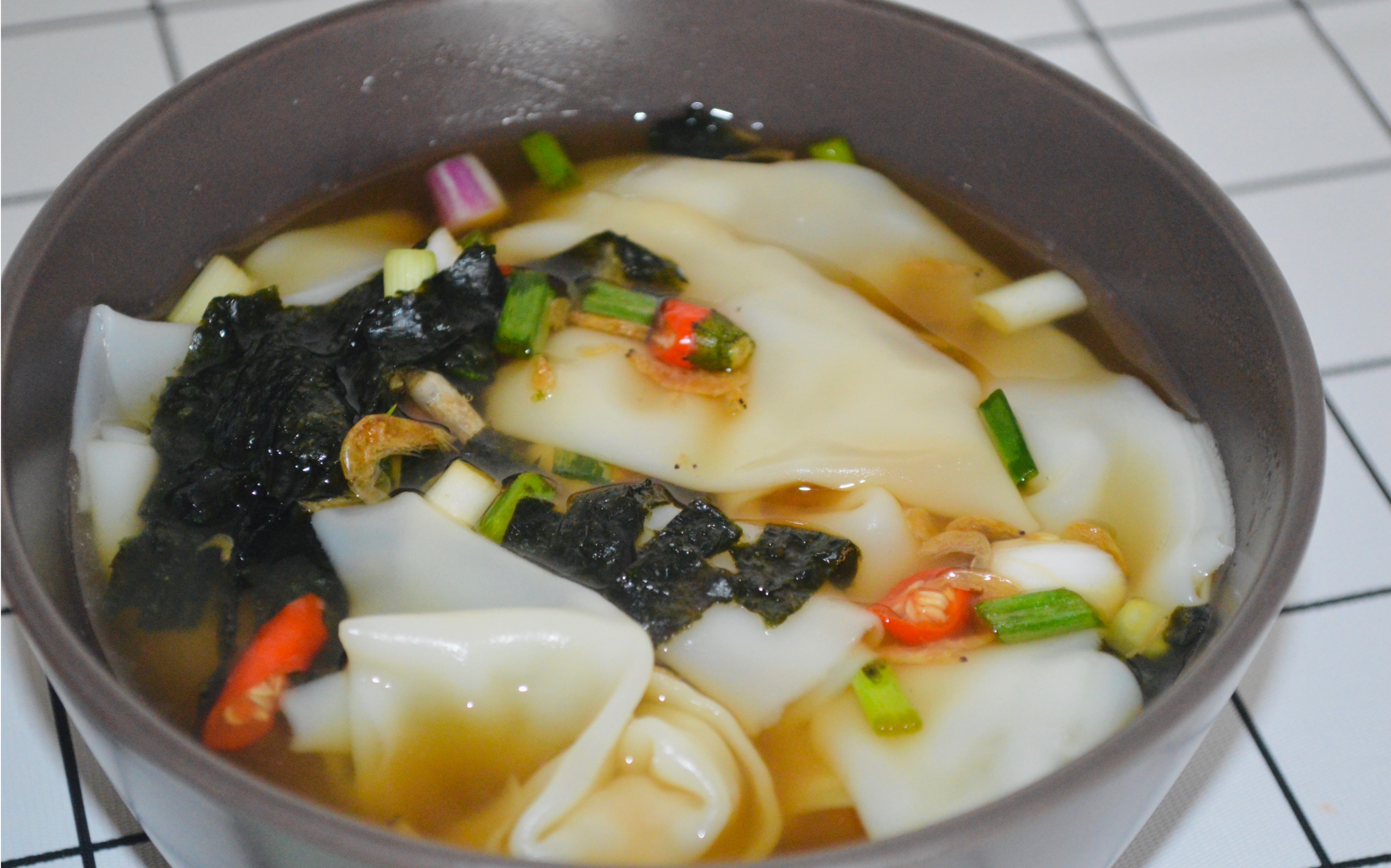 家常海味抄手,我家的保留早餐,卤牛肉,入味的卤蛋,全麦面包,有小客人