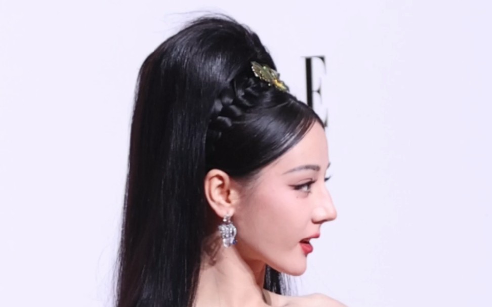 今天是女王陛下,热巴elle红毯采访来啦!