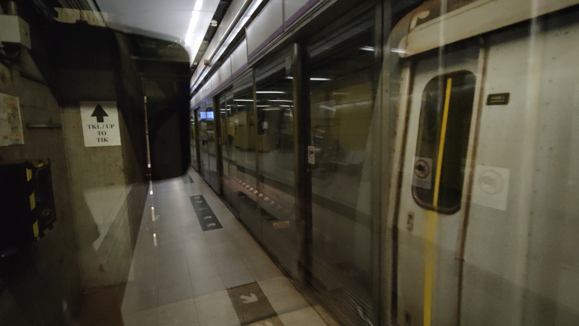 【港铁】港岛线·柴湾方向列车北角站发车