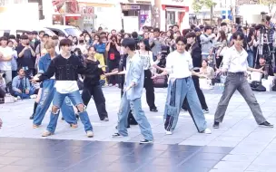 下载视频: 【ARTBEAT 新村Busking】THE BOYZ - LIP GLOSS街头翻跳 | 正面饭拍