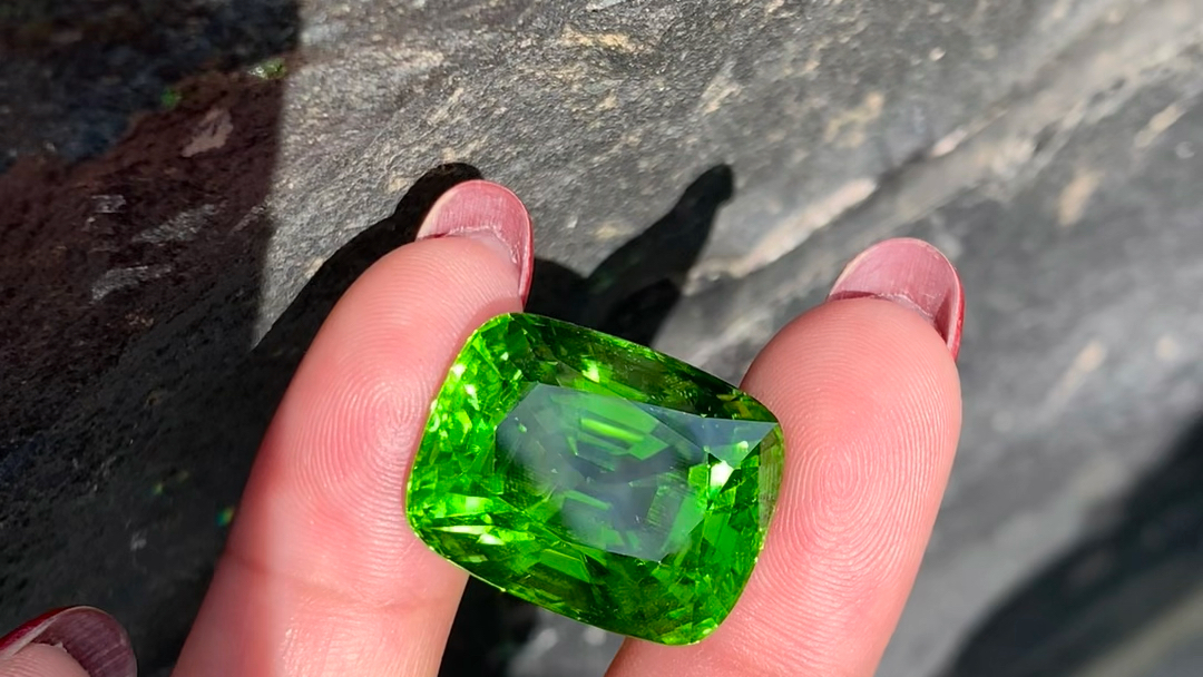 缅甸老矿橄榄石45ct 颜色很好十大九不输0909喜欢收藏或者大货看