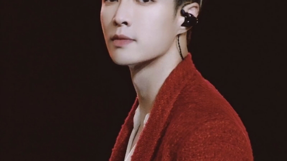 红西装的张艺兴,精致boy.