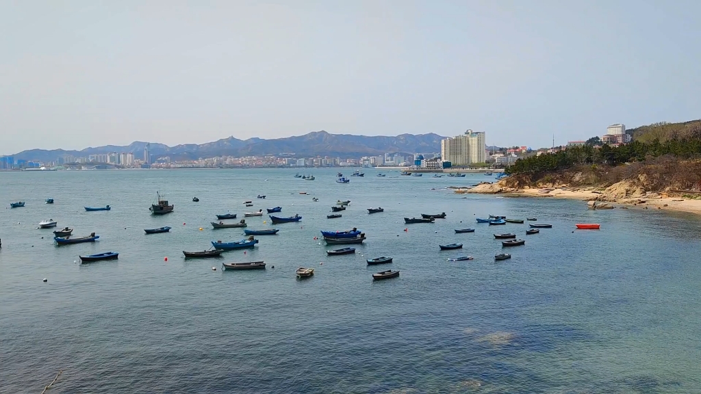 临海栈道处的小沙滩与渔船