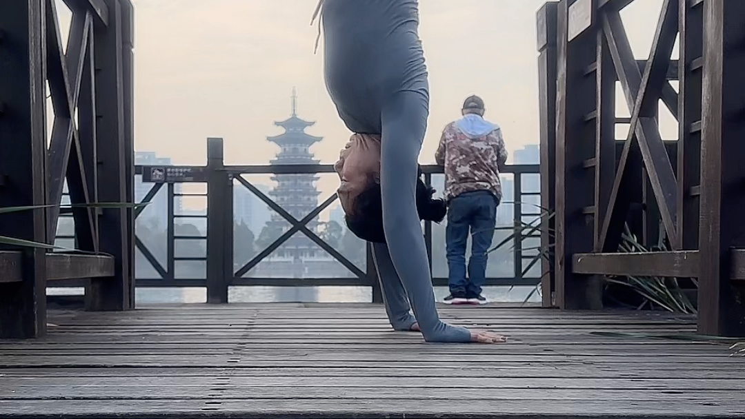 靠墙手倒立一字马