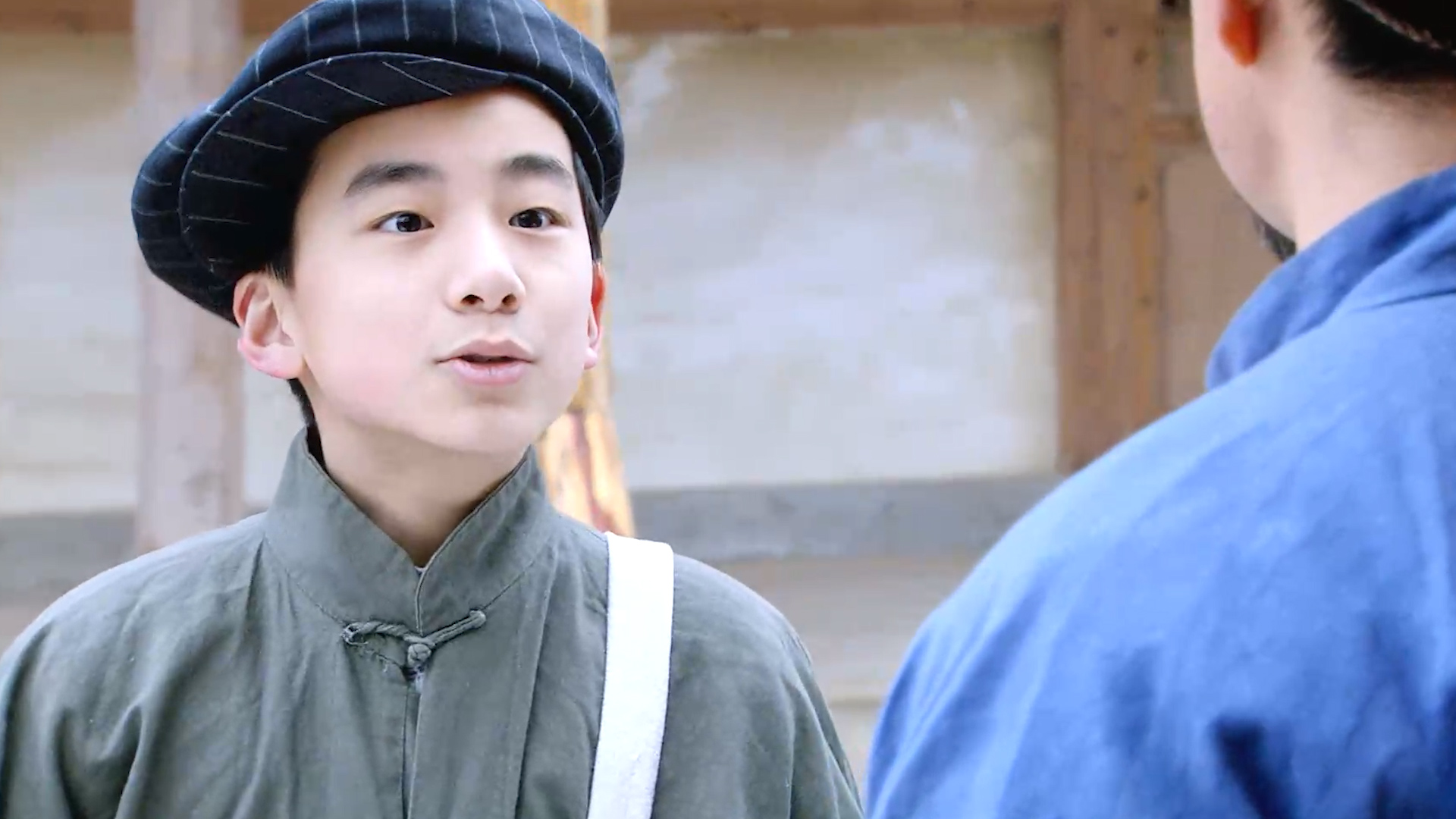 神秘人让报童带他去参议府,他这么做有什么阴谋啊