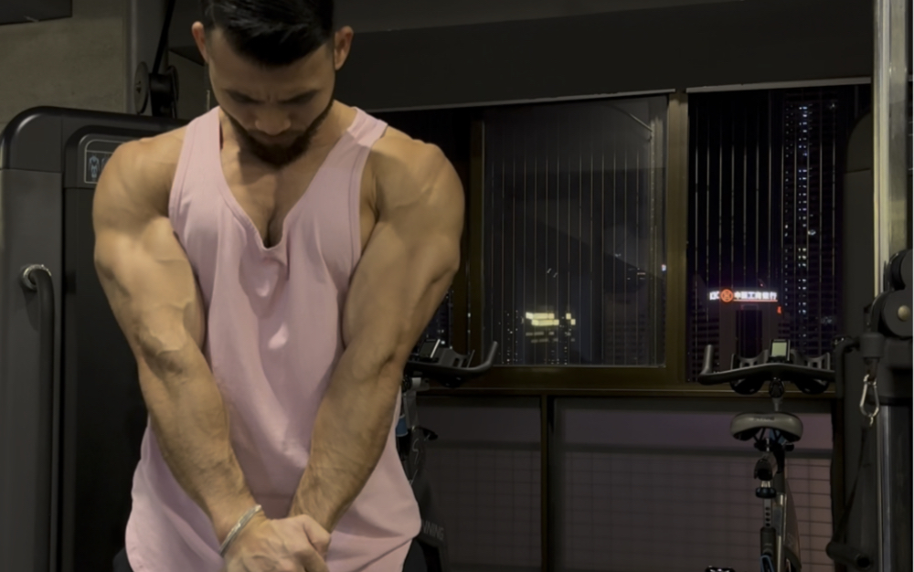 胸肌是男人门面,动起来～～#胸肌训练 #精神氮泵 #自然健身 #哑铃卧推