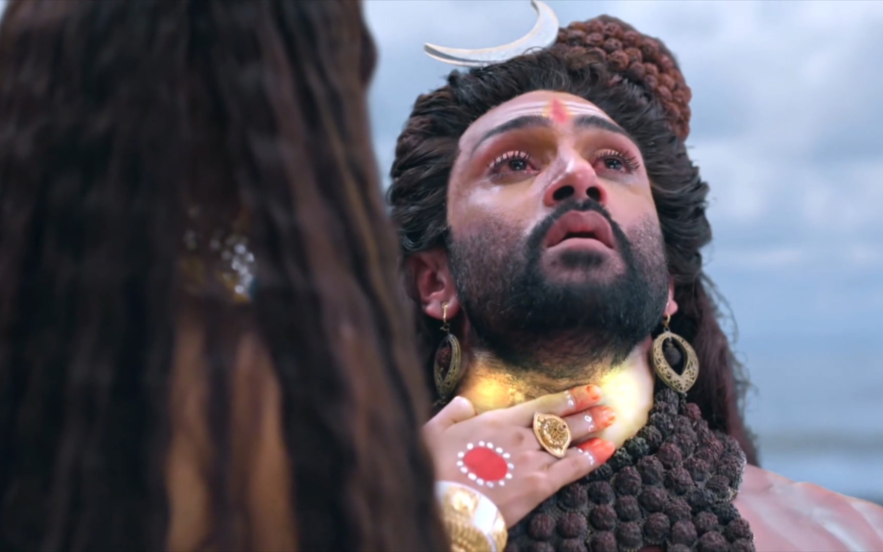 《湿婆萨克蒂》萨蒂奔向湿婆,将毒药控制在湿婆喉间