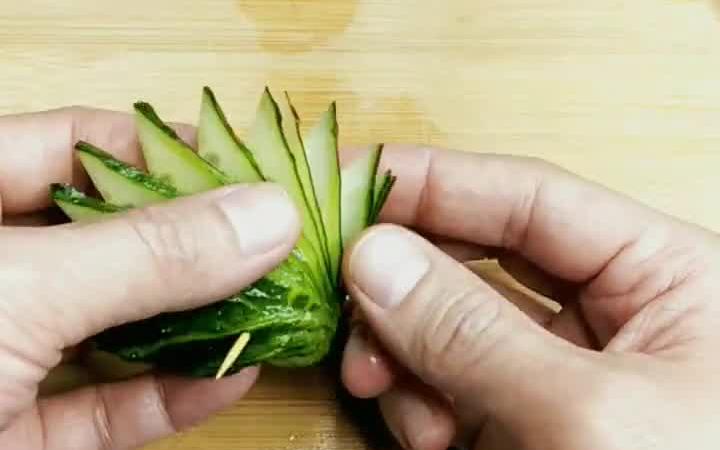 刀功也太炫了吧 黄瓜的第99种创意切法.