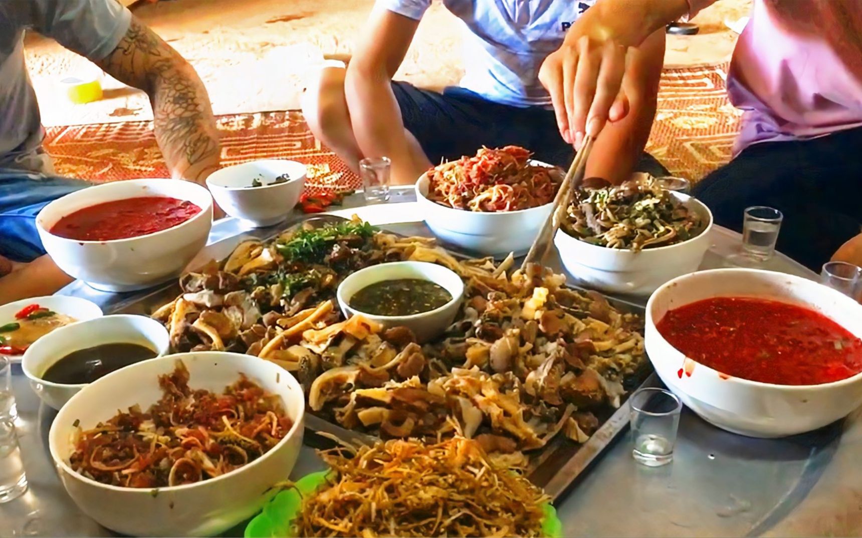 见识一下越南人吃的"硬菜",凉拌活鱼牛血拌生肉是标配,开眼界