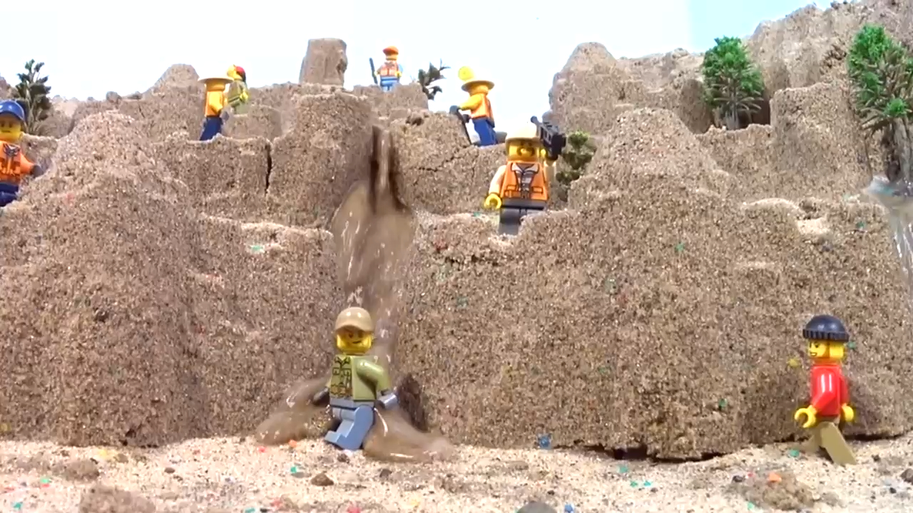 乐高大坝决口和巨大的沙堡被彻底摧毁