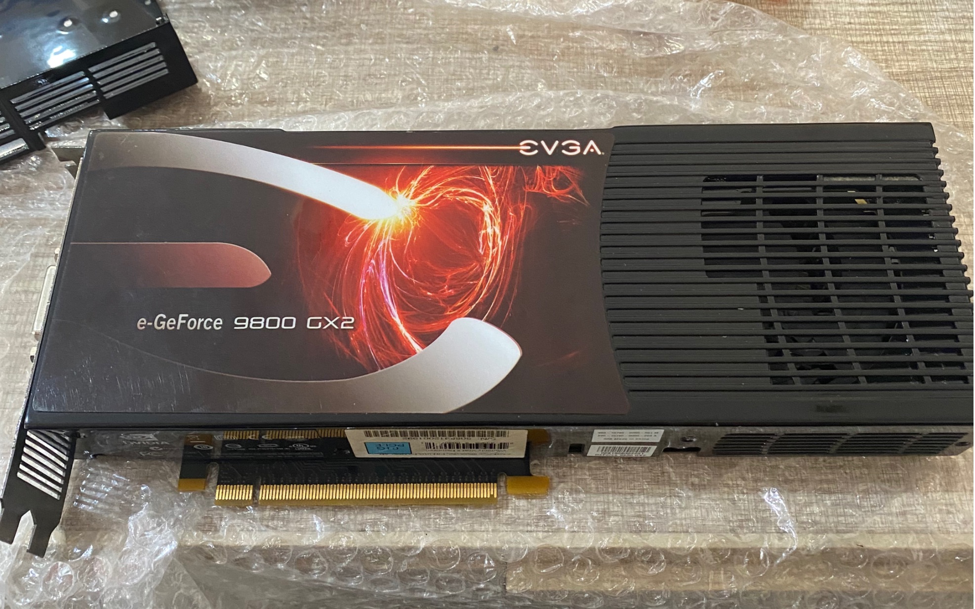 今天刚收到的9800gx2,收的是坏卡,现在看看这个卡怎么样!