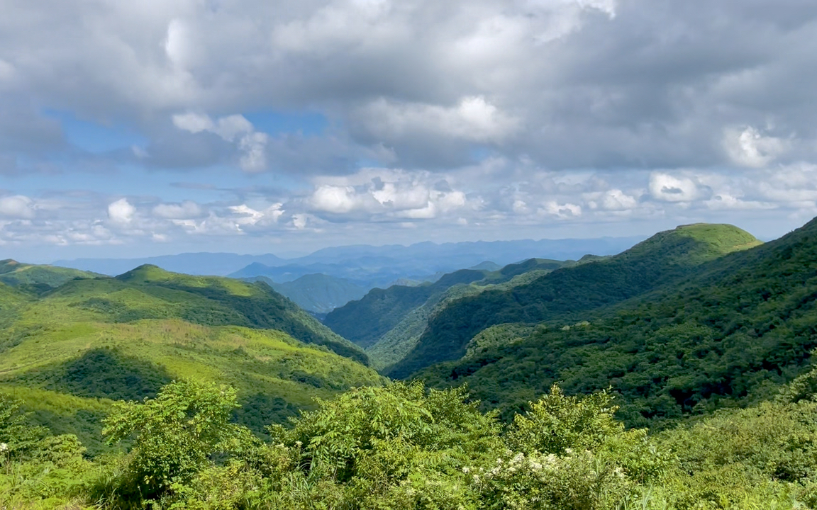 极目四望,苍山如海.～贵州都匀螺丝壳景区