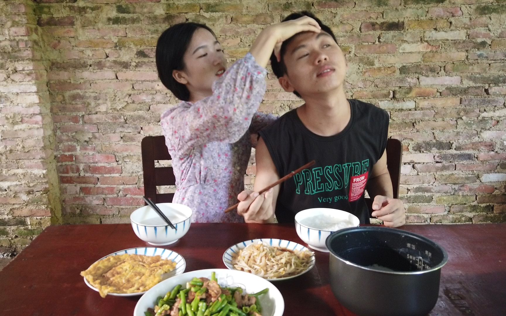 村花终于心疼阿旺了,一边吃饭一边按摩,真幸福