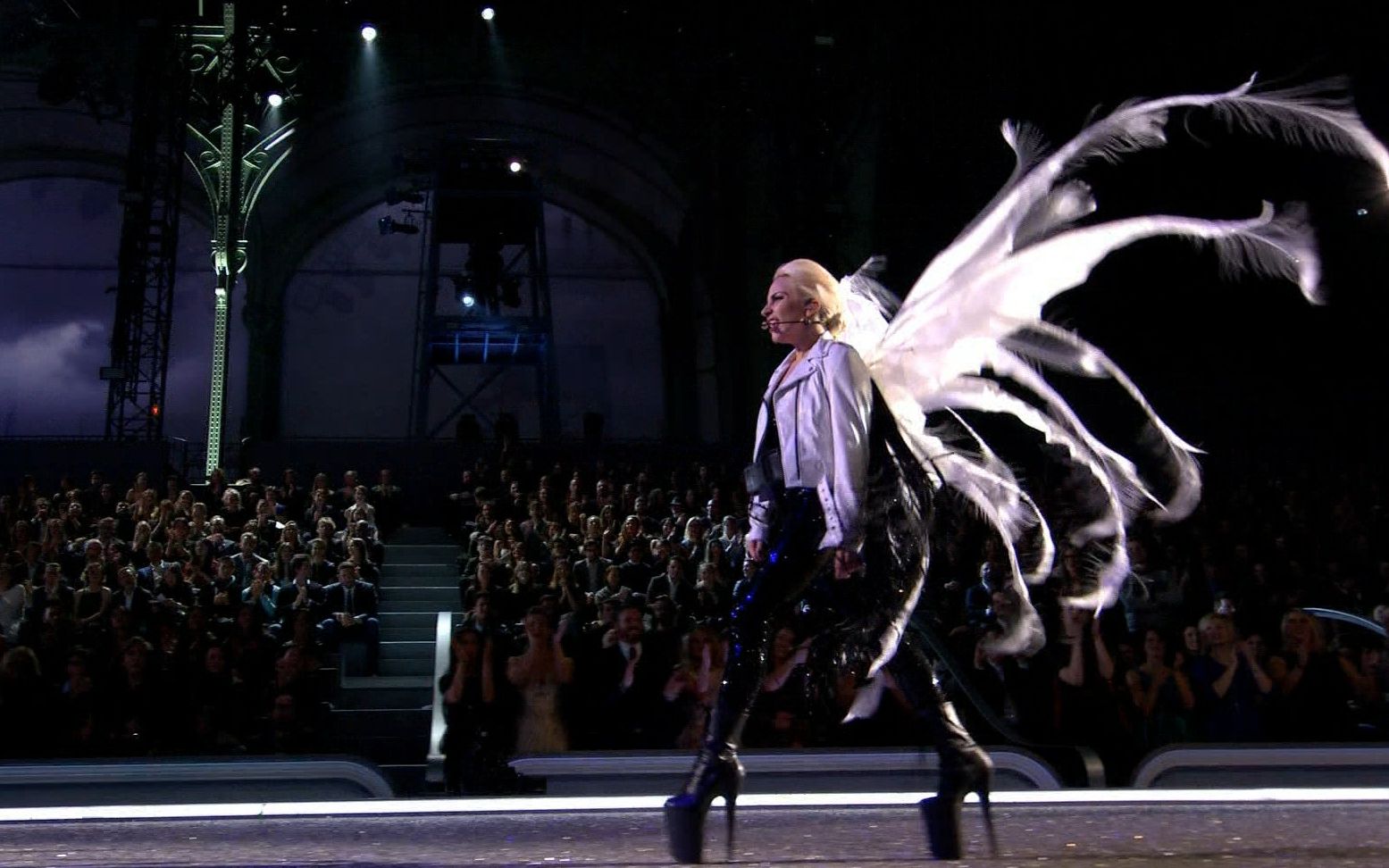 ladygaga维密首位自带翅膀的表演嘉宾维多利亚的秘密2016darkangeljjh