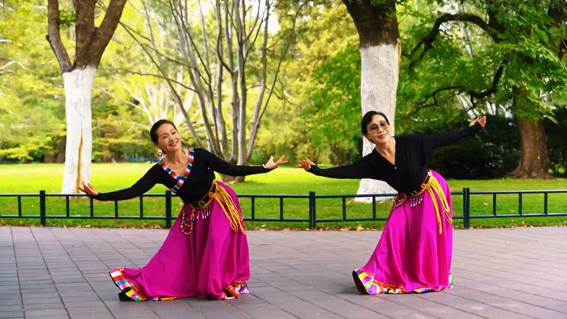 蔡老师,小崔表演广场舞《心愿》舞蹈娴熟流畅,邀您共赏