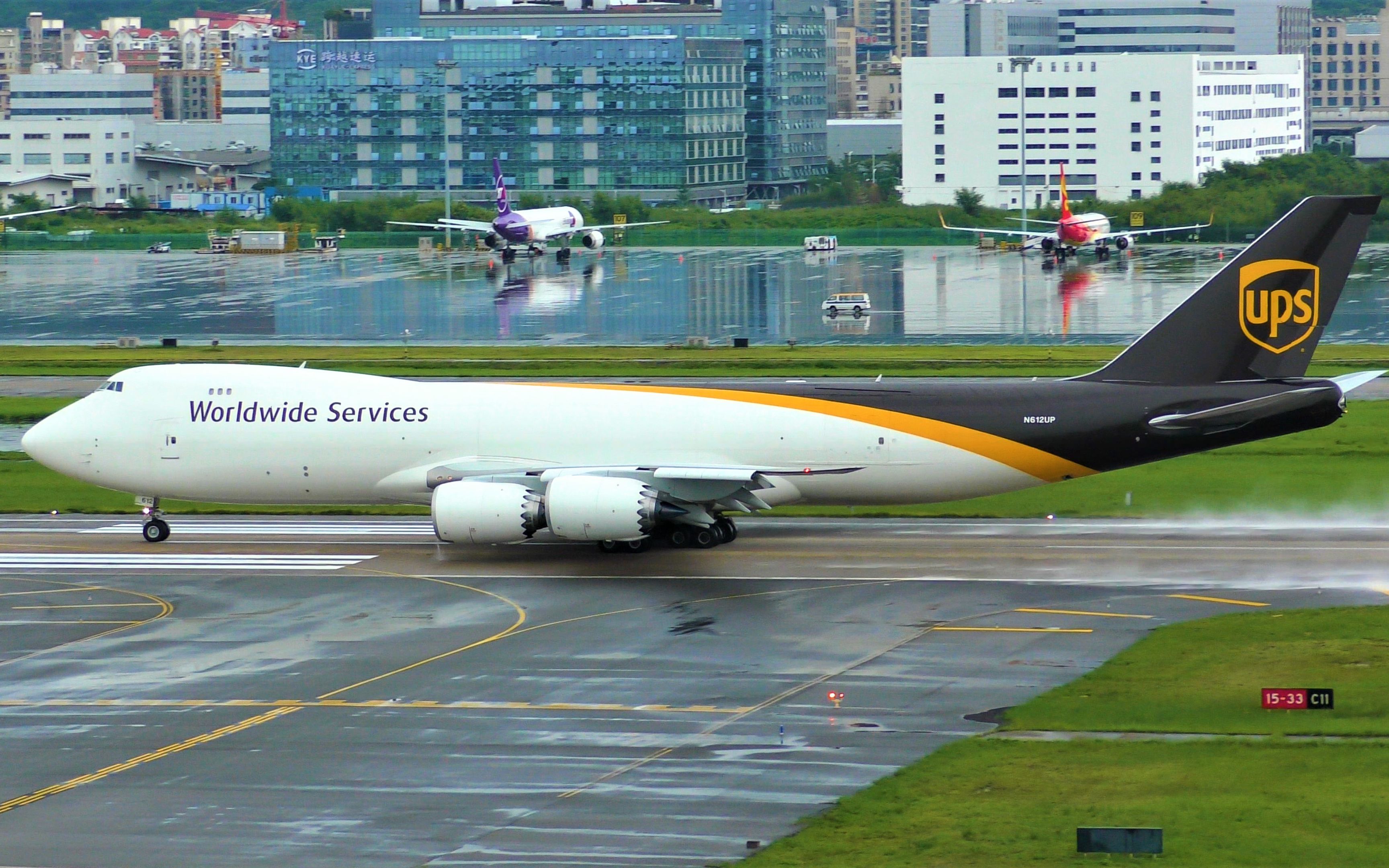 2小时拍摄ups两架748巨无霸货机 卸货要把机尾撑起来防止翻车_哔哩