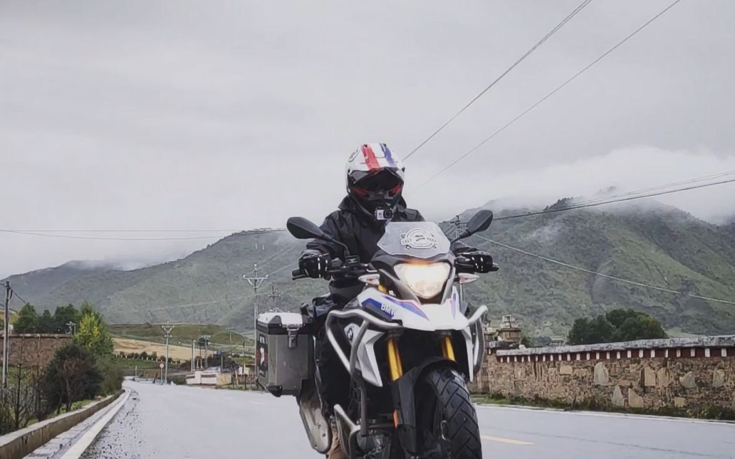 摩旅川西到达新都桥镇 自拍一张