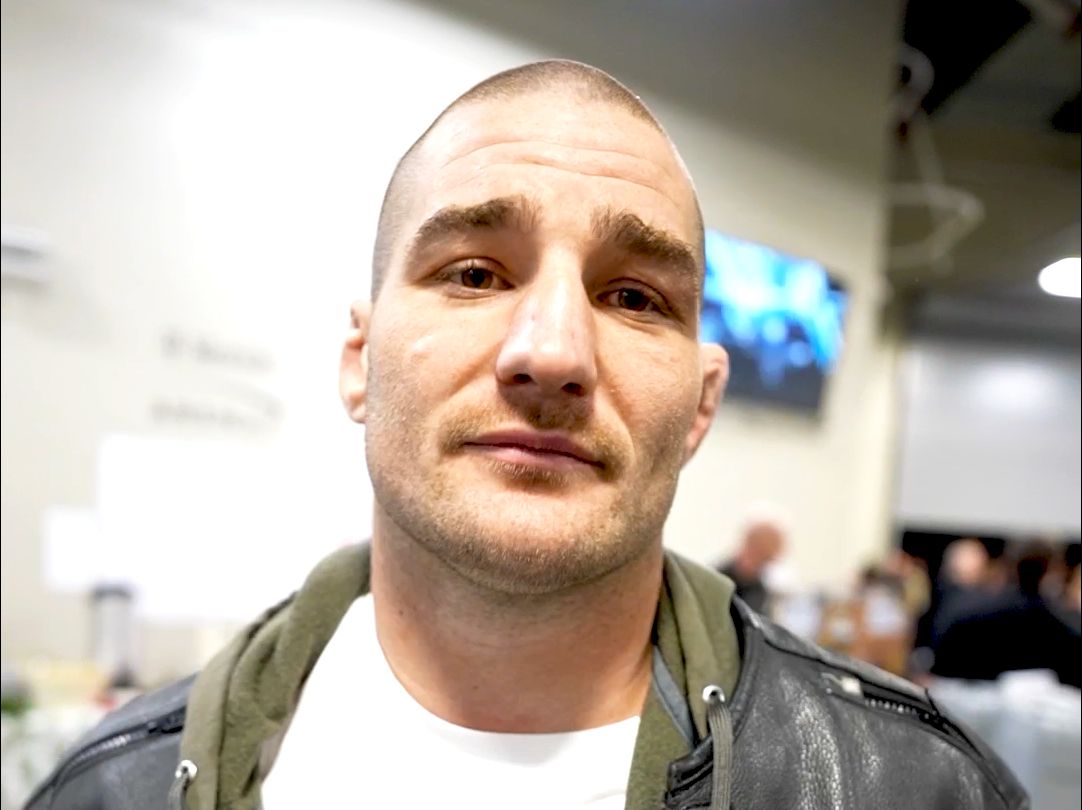 【ufc296】后场直击:斯特里克兰来看考文顿睡觉【独家视角】