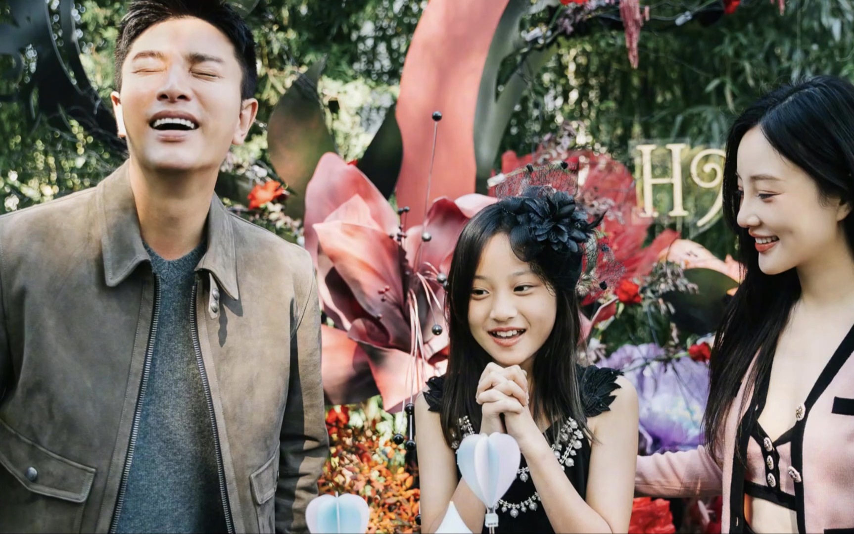 李小璐贾乃亮为甜馨庆生 一家三口罕合体超温馨