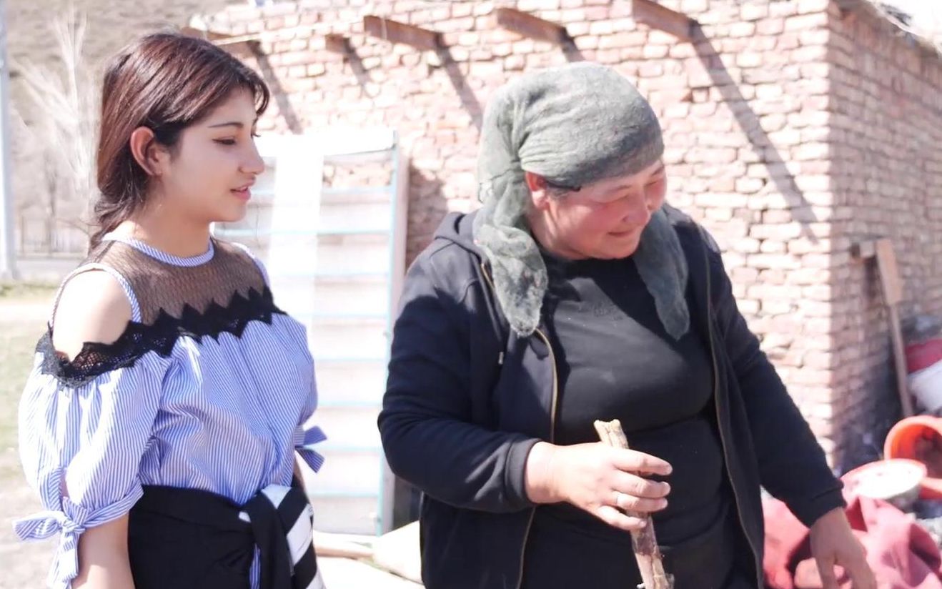 新疆农村什么样哈萨克大妈每天挤奶打馕来这里生活你愿意吗