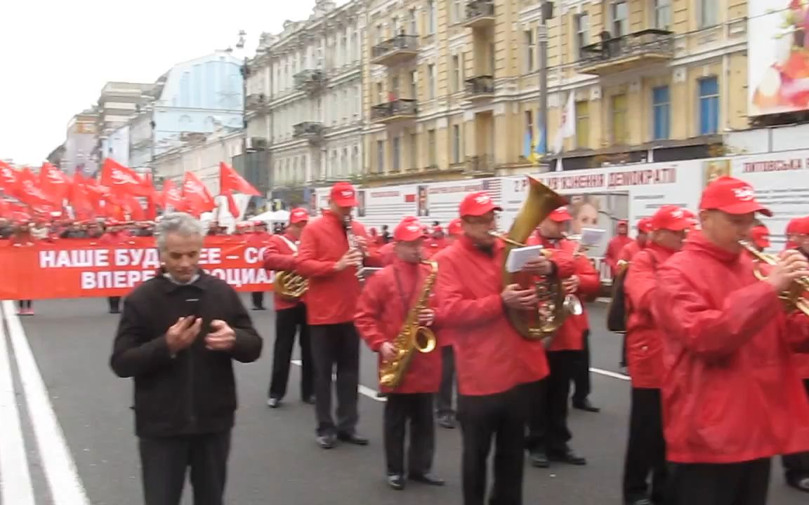 [图]共产主义突击队进行曲（2013乌克兰基辅十月革命节街头演奏）