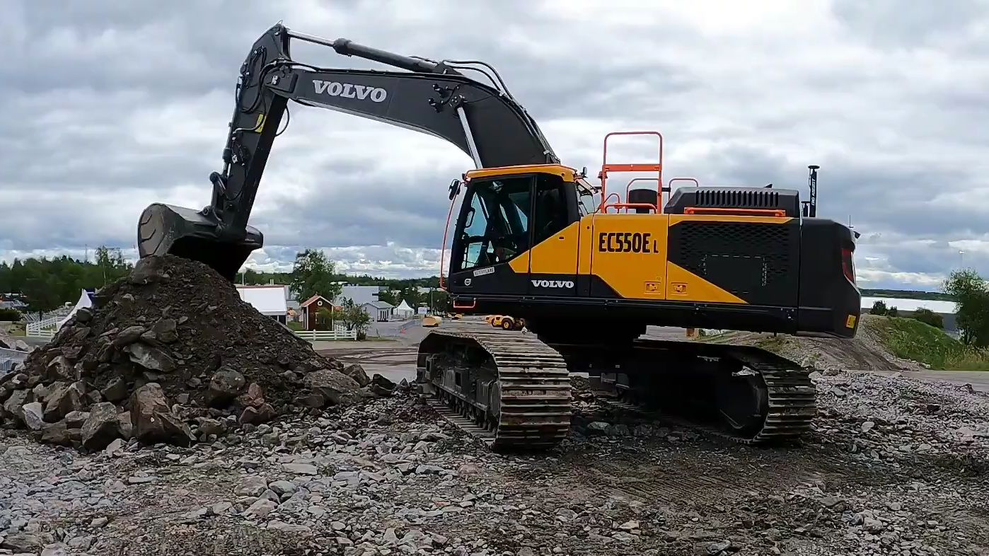 体验驾驶沃尔沃ec550e挖掘机