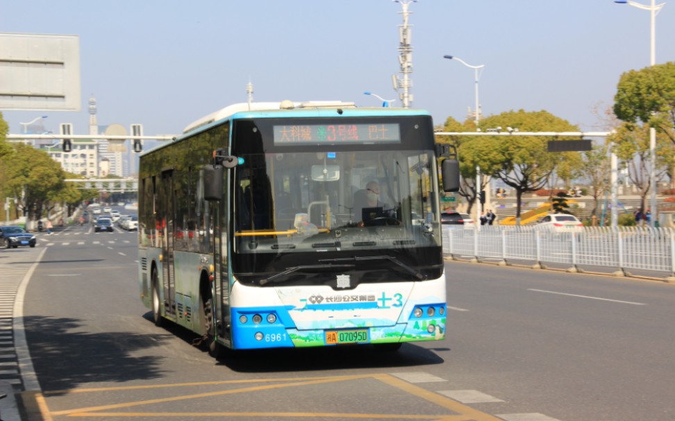 长沙公交大科城3号线宝骏涂装中车c10进入总站