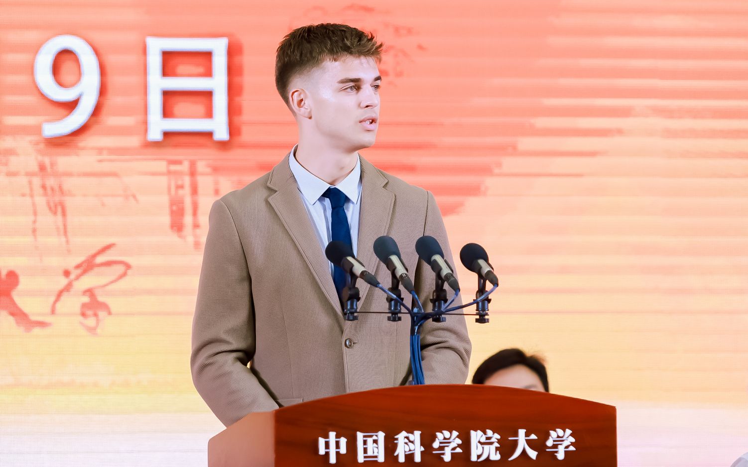 [图]【2023开学典礼】学生代表Mads Rasmussen：千里之行，始于足下