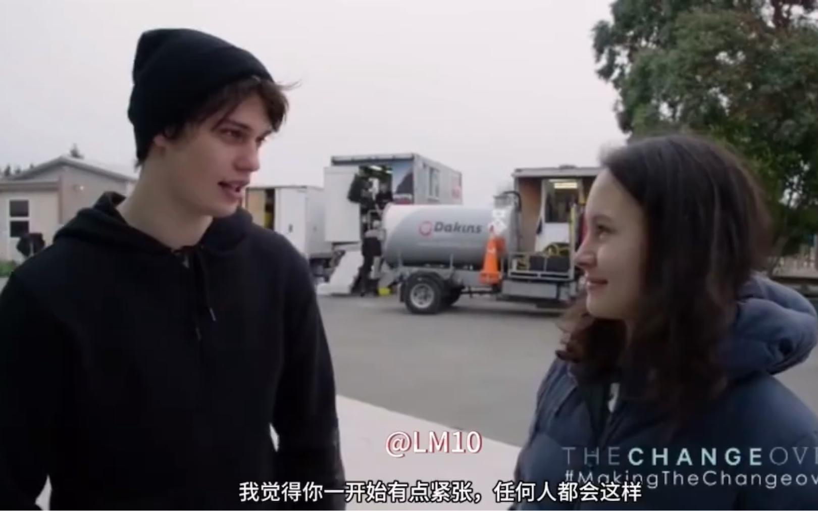 【中字|渣翻】Nicholas galitzine《扭转乾坤》片场谈kiss戏,因原视频无字幕,英语零级空耳一级选手渣翻,如有翻译错误请谅解并指正哔哩哔哩bilibili