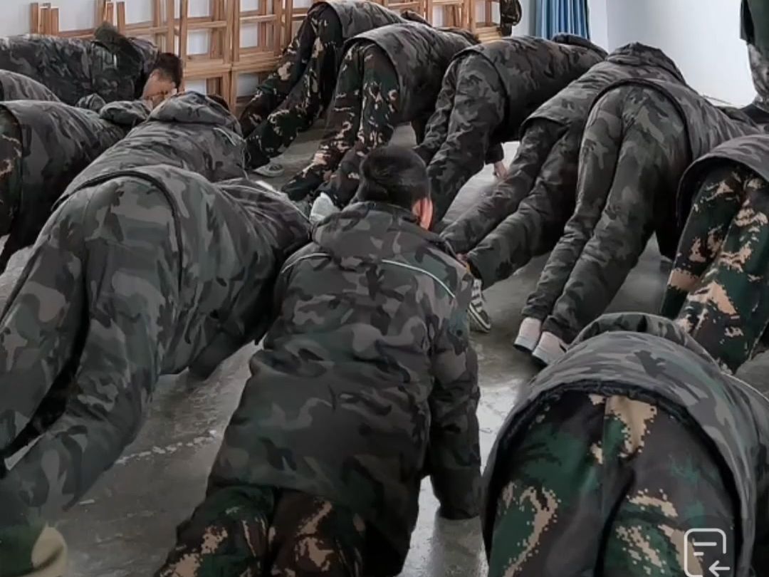 初中生军训被惩罚做平板支撑,蹲起等