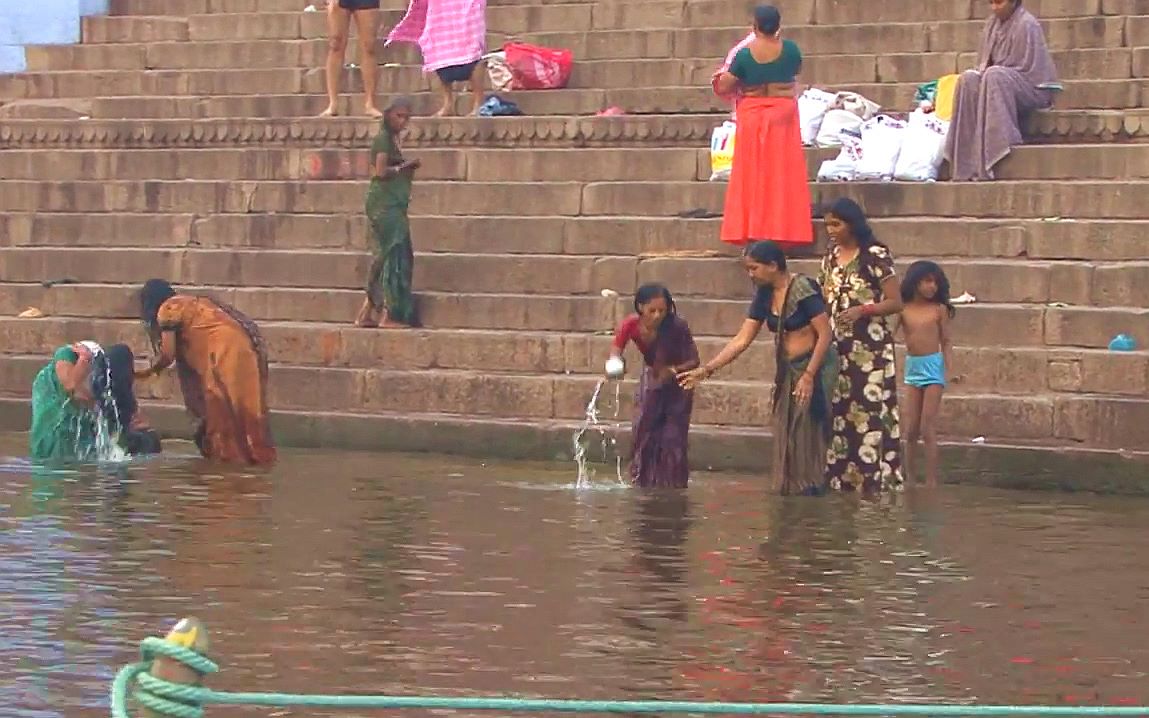 真实拍摄印度恒河印度人直接在河边洗漱不分男女
