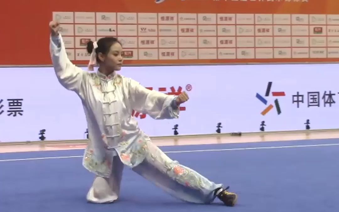 [图]太极拳武术表演（1）女子太极拳冠军-梁壁荧