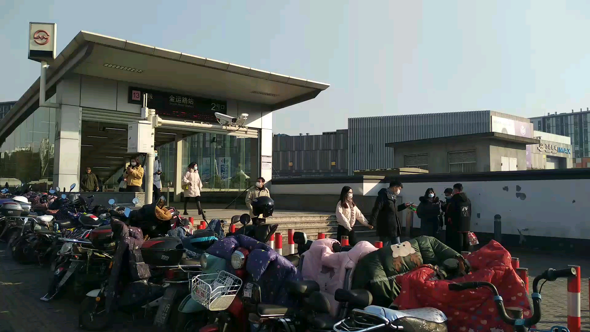 上海地铁13号线金运路站2号出口停满了电动车和共享自行车