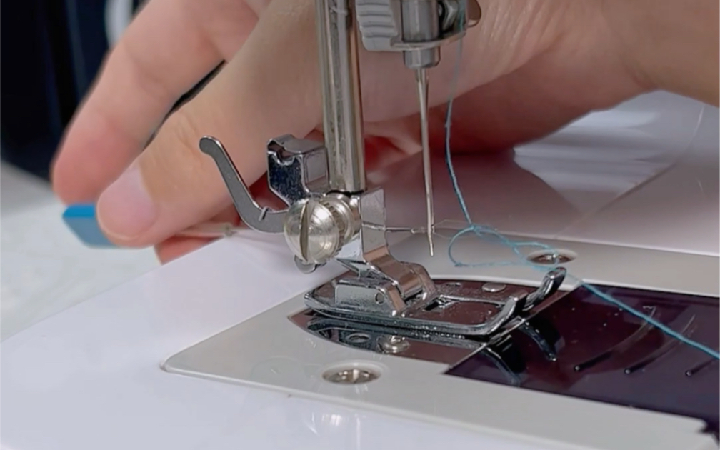 买了台缝纫机的你知道怎么来穿线方便吗#缝纫机穿针器 #穿线器 #缝纫